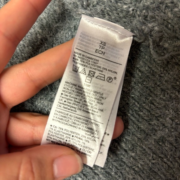 Old Navy Women’s Grey Sleeveless Cropped Cable-Knit Turtleneck Sweater Vest - Picture 12 of 13